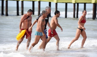 EL INTENDENTE REALIZ EL TRADICIONAL SALTO DESDE EL MUELLE EN LA APERTURA DE LA TEMPORADA ALTA